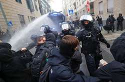 У Німеччині противників карантину розігнали водометом