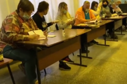 В Українці членкиня виборчої комісії завчасно заповнювала виборчі бюлетені, вписуючи своє прізвище