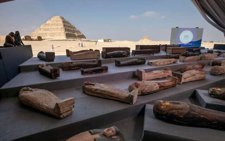 Археологи знайшли у Єгипті понад сотню стародавніх саркофагів