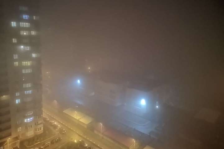 Київ затягнув густий туман (фото)