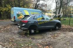 Невідомі зняли з автівки, яка неправильно припаркувалася, всі чотири колеса