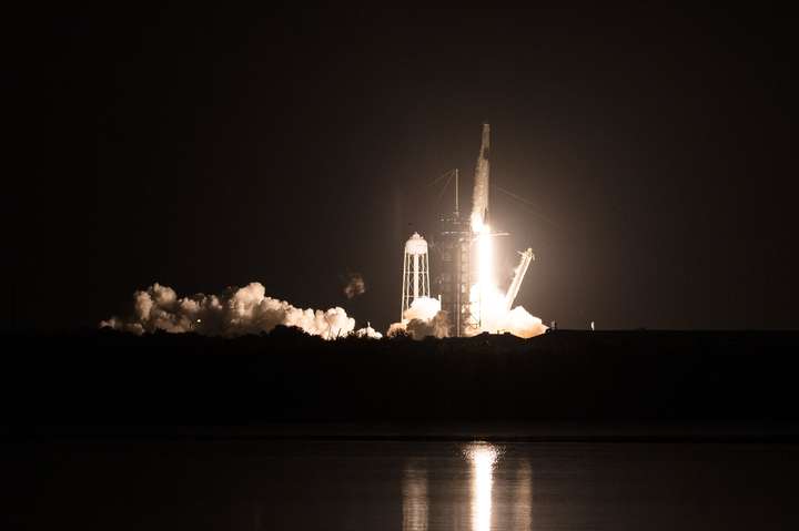 SpaceX і NASA запустили перший екіпаж на Міжнародну космічну станцію