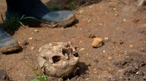 В России от гололеда спасаются песком вперемешку с человеческими костями