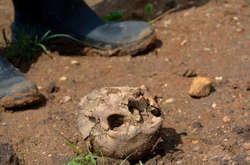 В России от гололеда спасаются песком вперемешку с человеческими костями