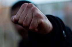  Недовольный покупатель несколько раз ударил продавца в лицо фото иллюстративное 