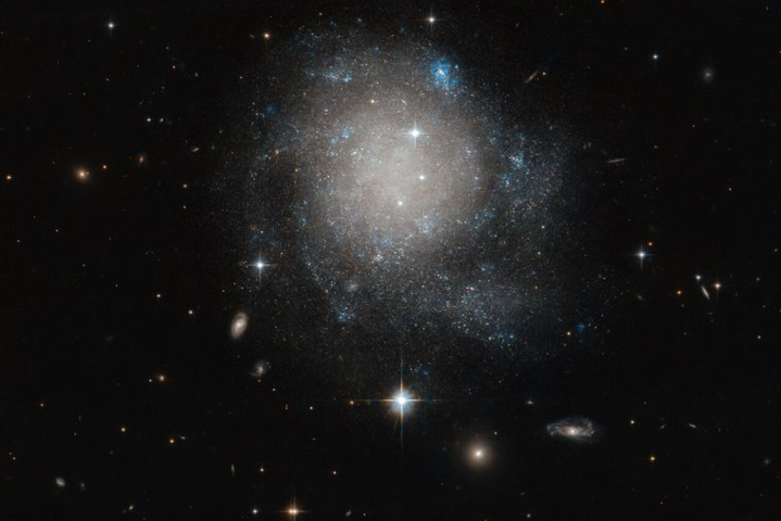 Телескоп Hubble виявив галактику, схожу на булочку з корицею
