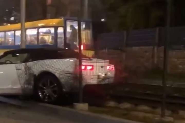 Автомобіль вилетів з дороги і паралізував рух швидкісного трамвая (відео)
