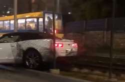 Автомобіль опинився на трамвайних коліях