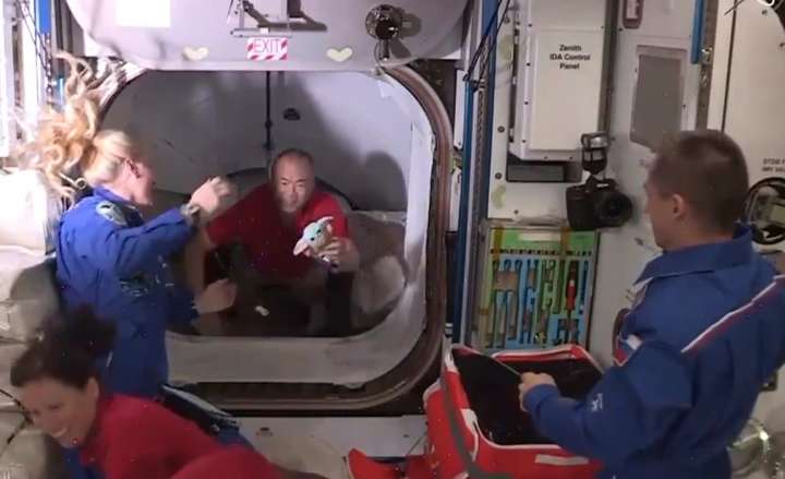 Корабель Crew Dragon успішно доставив на МКС чотирьох астронавтів 