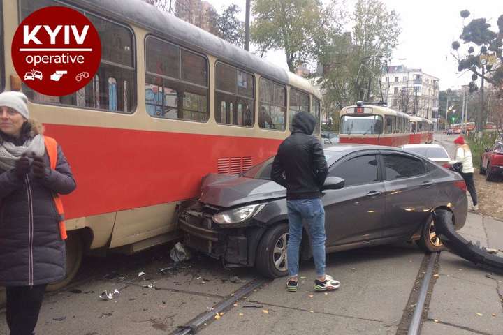ДТП заблокувало рух трамваїв у Києві (фото)