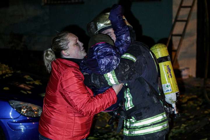 Вночі у Києві горіла багатоповерхівка: мешканців евакуювали (фото)