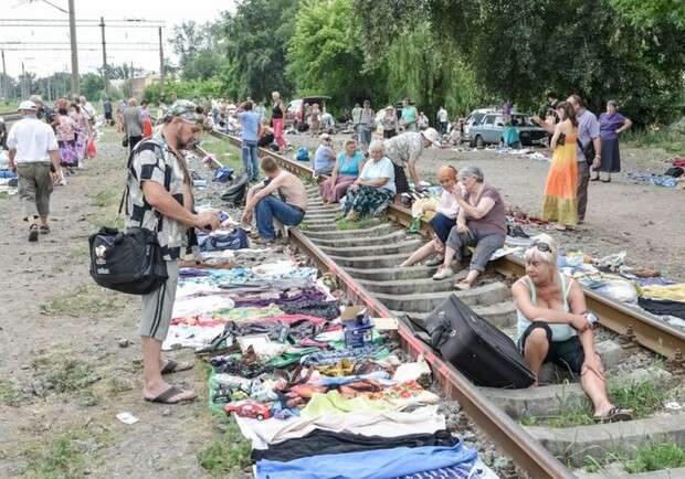 Это Киев, детка: в сети показали, как киевляне торгуют барахлом под поездами