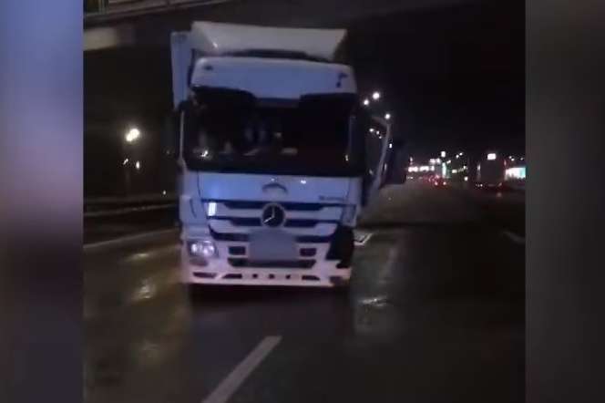 На трасі під Києвом вантажівка на зустрічній смузі протаранила легковик (відео)