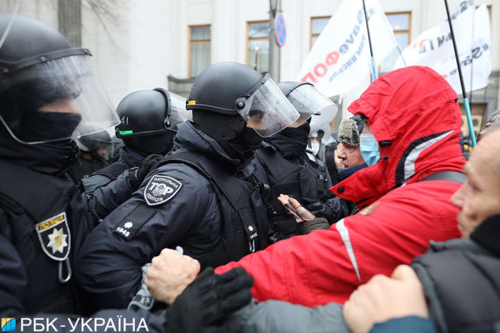 Сутички біля Ради: поліція затримала мітингувальника (фото)