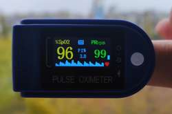 Врач объяснил, что означают показатели пульсоксиметра