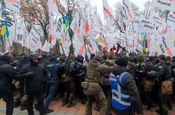Протесты под Радой: демонстранты пытались попасть в парламент (видео)