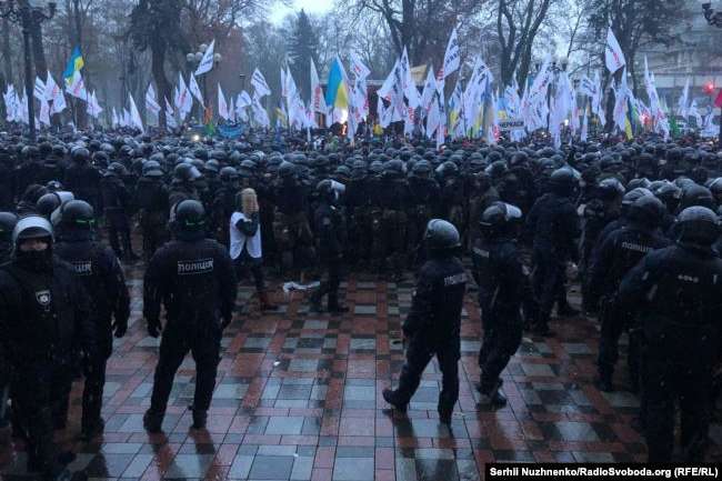 Під Радою сталися сутички з поліцією, мітингувальники намагались прорватись до парламенту