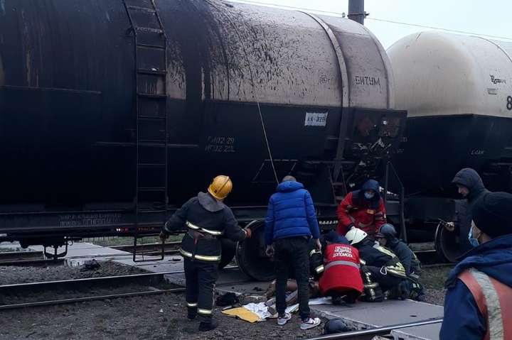 Під Києвом чоловіка вдарило струмом на вагоні потягу (фото)