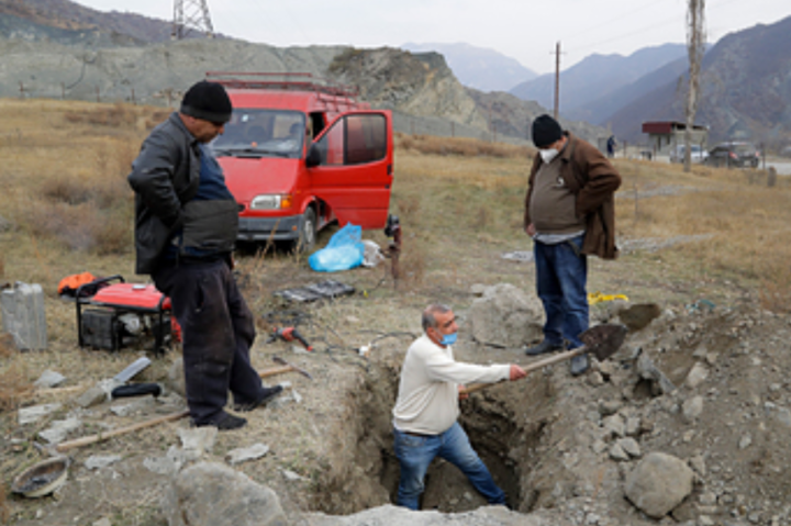 Вірмени почали викопувати родичів з могил і вивозити їх з Карабаху