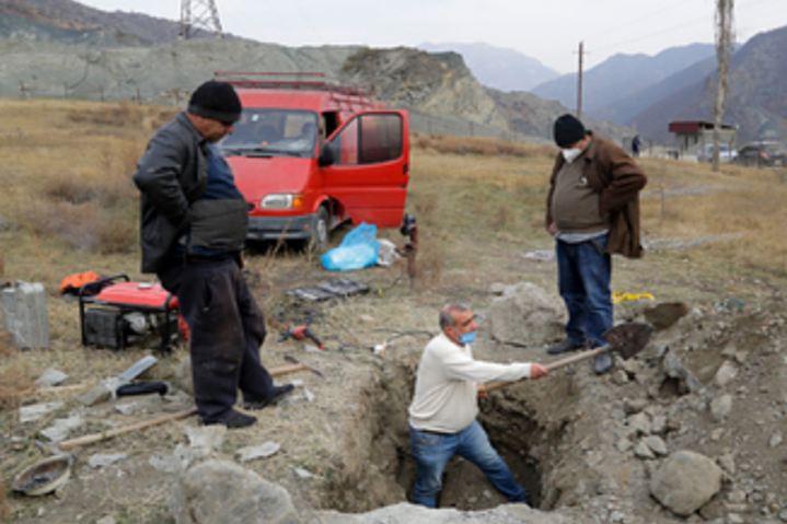 Армяне начали выкапывать родственников из могил и вывозить их из Карабаха