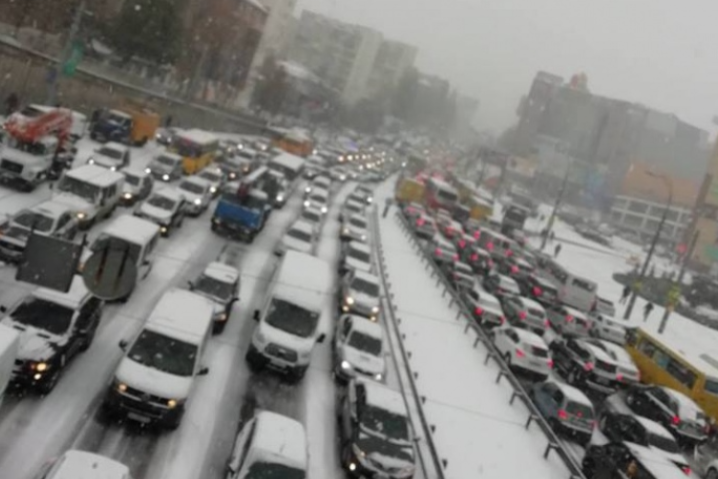 Київ через перший сніг скували затори