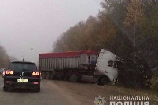 На Вінничині зіткнулися вантажівка та легковик, є загиблий і травмовані