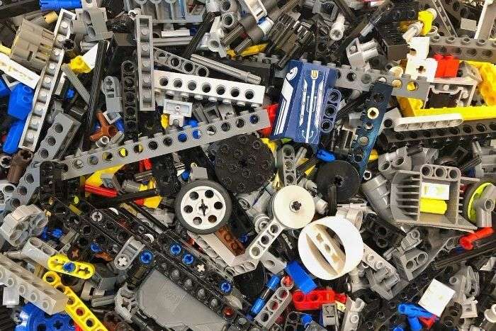 Київські митники знищили 422 кг деталей підробок конструкторів Lego