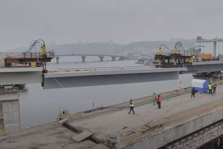 На Подільсько-Воскресенському мосту встановили прогони вагою 2,4 тис. тонн (відео)