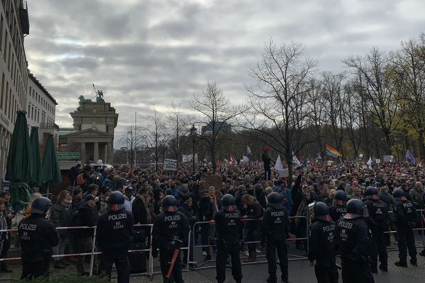 У Берліні поліція застосувала водомети проти противників карантину