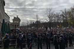 Однак протестантів вже зустріла поліція, яка застосувала водомети