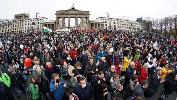 В Берлине антиковидные протесты: полиция применила водометы (видео)