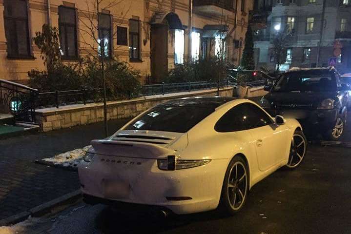 У центрі Києва стався переполох через підозрілий предмет на Porsche (фото)
