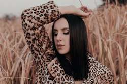 Соблазнительная Джамала в коротком топе похвасталась пышным декольте (фото)