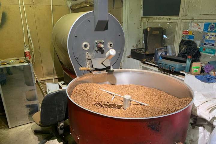 Під Києвом поліція накрила «виробництво» підробок кави відомих світових брендів