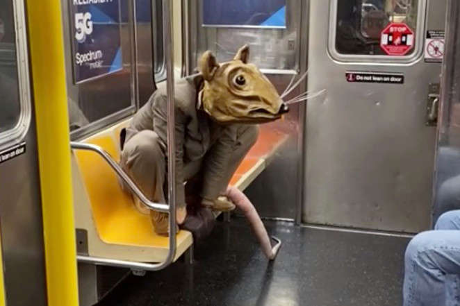 Актер ездит в метро в костюме гигантской крысы, но на него не обращают внимания (видео)