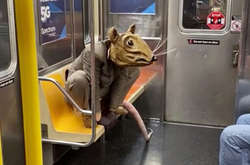 Актер ездит в метро в костюме гигантской крысы, но на него не обращают внимания (видео)