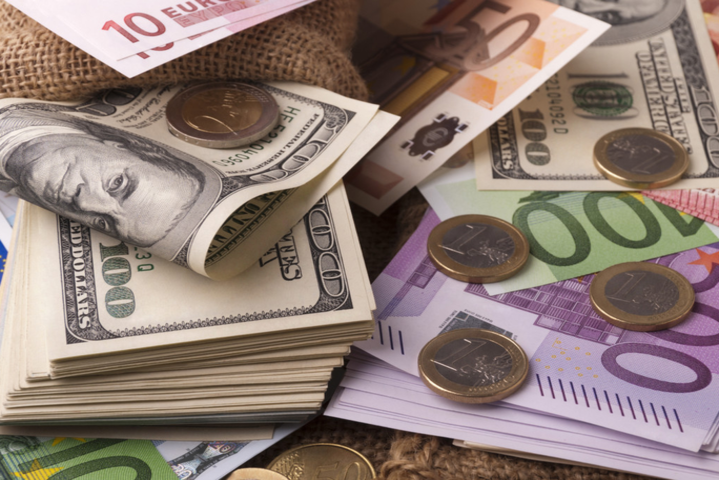 Долар вперше за сім років втратив статус головної валюти у системі SWIFT