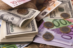 Долар вперше за сім років втратив статус головної валюти у системі SWIFT