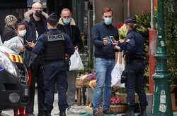  Французька поліція перевіряє пішоходів на вулиці в Парижі під час суворого карантину  