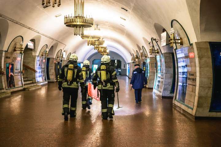 Пожежа, евакуація, рятувальна операція: в київському метро було неспокійно (фото)
