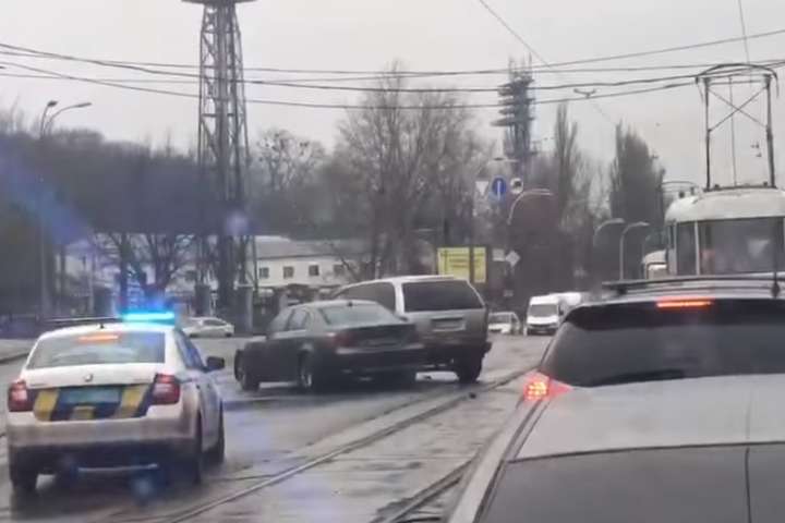 Зіткнення двох автівок заблокувало рух трамваїв на Подолі (відео)