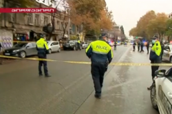 У Тбілісі озброєний чоловік взяв в заручники дев'ять людей