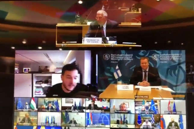 Журналіст проник на секретну відеоконференцію міністрів оборони ЄС і перервав її (відео)