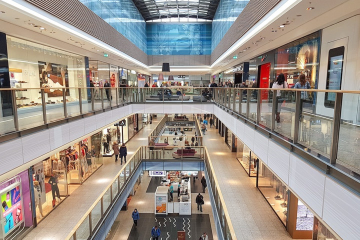 Польща відкриває торгові центри та магазини, але за однієї умови
