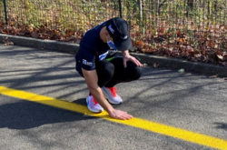 Передусім телефон потрібно закріпити на поясі так, щоб камера дивилася вперед, і під'єднати навушники