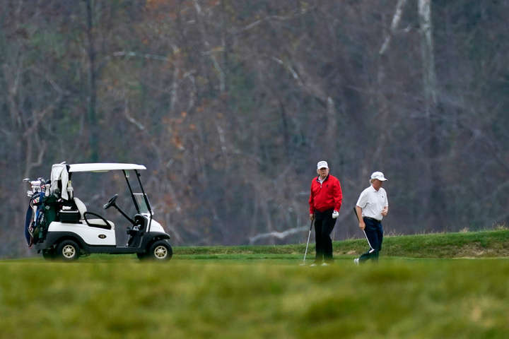 Трамп «прогулює» віртуальне засідання G20, граючи в гольф