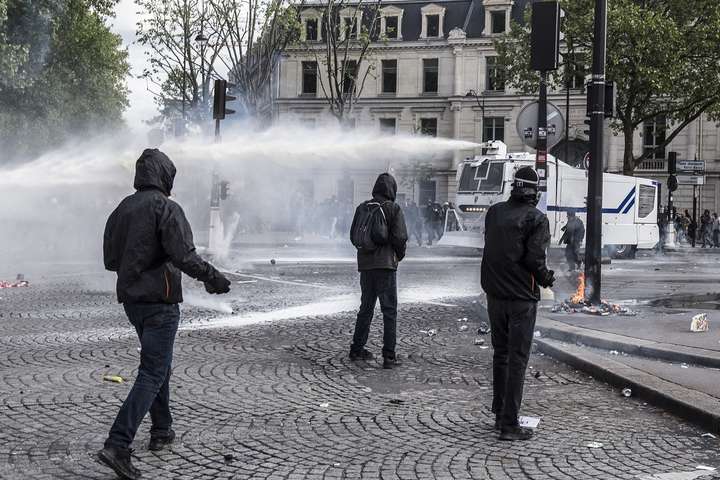 У Парижі акцію проти поліції розігнали водометами