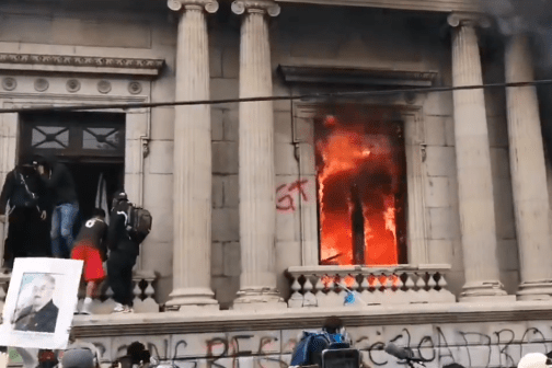 У Гватемалі протестувальники підпалили будівлю парламенту: відео
