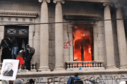 У Гватемалі протестувальники підпалили будівлю парламенту: відео