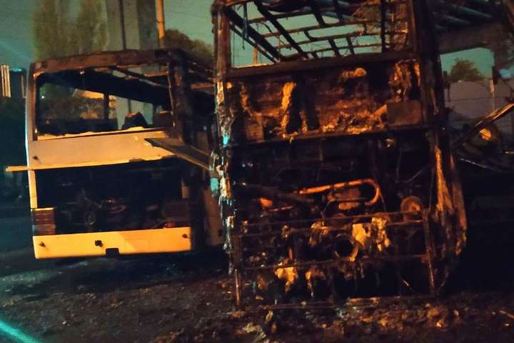 В Одесі на автостоянці загорілися автобуси та евакуатор, є поранений